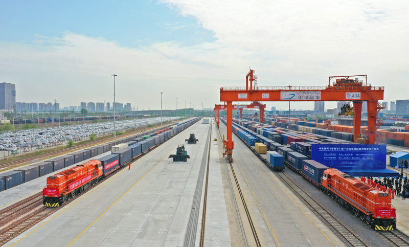 Rail-type container gantry crane
