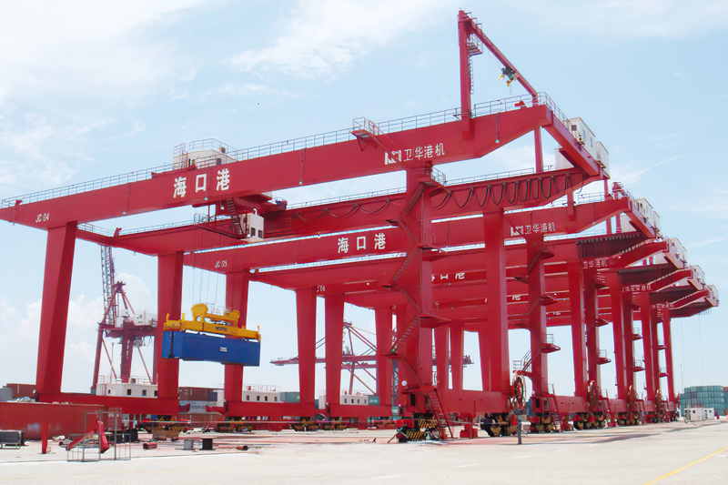 Rail-type container gantry crane