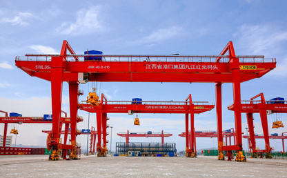 Rail-type container gantry crane